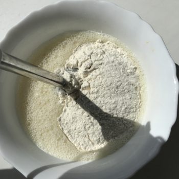 К яично-сахарно-йогуртовой смеси постепенно ввести муку с разрыхлителем