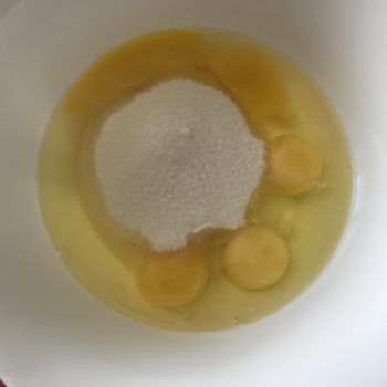 В глубоком блюде яйца взбить с сахаром, солью и ванильным сахаром. 