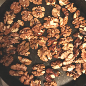 Грецкие орехи подсушить на сковороде. 