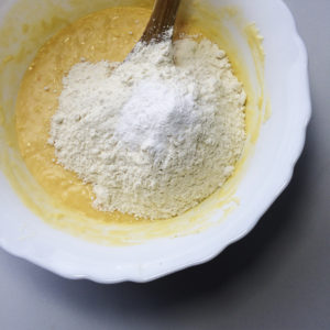 К яично-сырной смеси добавить муку и соду. 