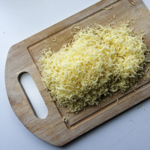 Сыр натереть на мелкой тёрке.