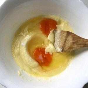 Размягченное сливочное масло смешать в глубоком блюде с яйцами, солью, ванильным сахаром и сахарным песком.