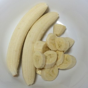 Бананы размять тяжелой вилкой или пропустить в блендере до состояния пюре. 