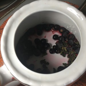 Чай, ягоды и сироп в чайнике