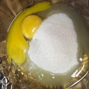 Яйца слегка взбить с сахаром.