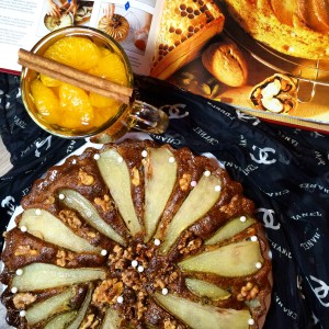 Грушевый пирог с грецким орехом и медом